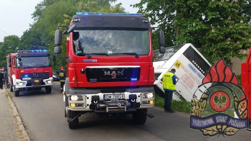 Wypadek pod Jaworem. Autokar wiozący dzieci wpadł do rzeki (ZDJĘCIA)