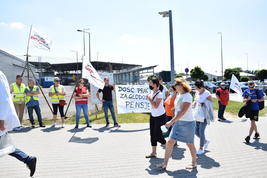 Protest przed bramą firmy Valeo w Skawinie w sprawie braku...