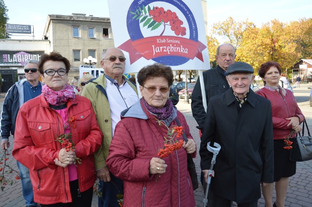 Podczas Dni Seniora członkowie Klubu Jarzębinka wraz z innymi klubami przeszli przez miasto na wspólną potańcówkę