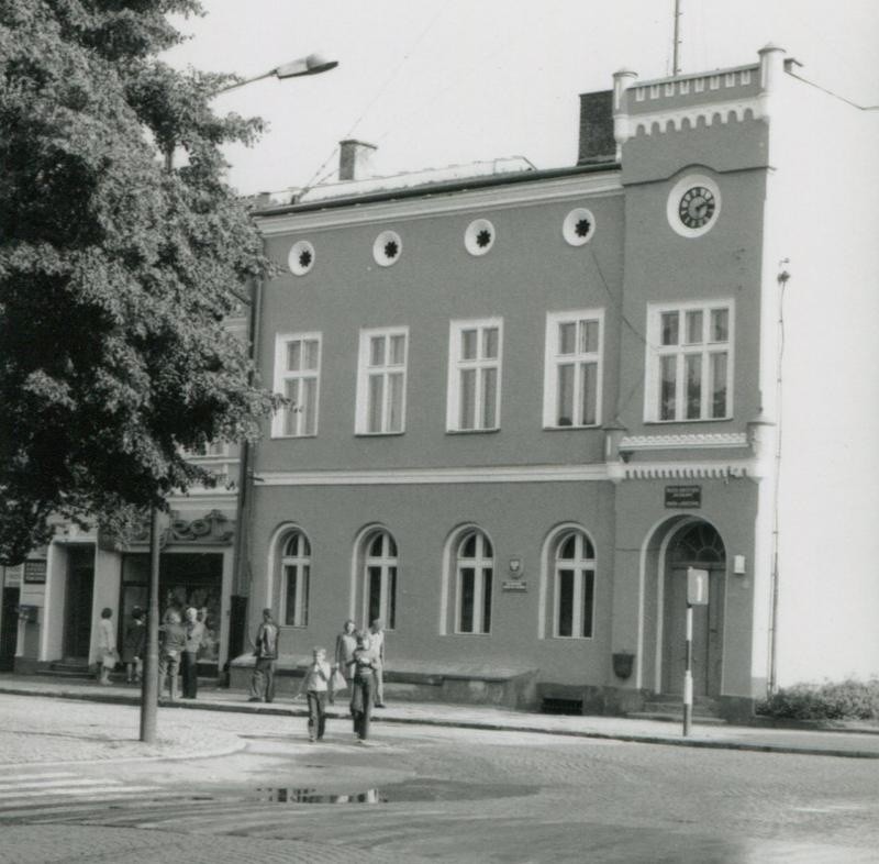 Zdjęcie ratusza z lat 70. ub. wieku. Wtedy mieściły się w...