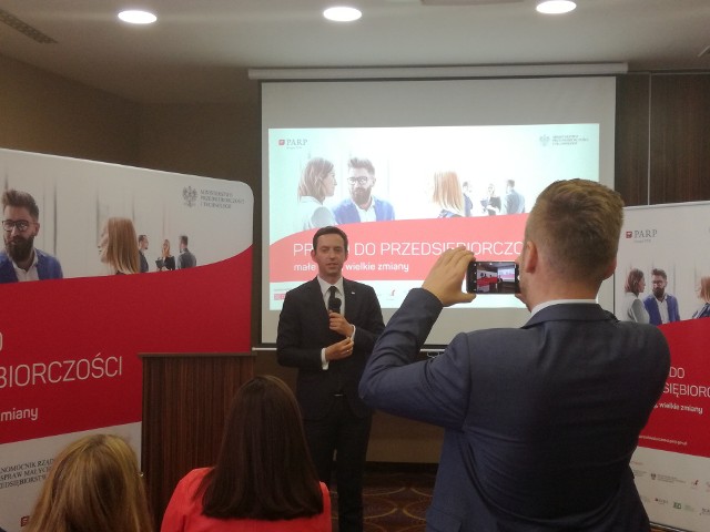 Marcin Ociepa z Ministerstwa Przedsiębiorczości i Technologii zapewnia, że zaproponowane przez rząd rozwiązania ułatwiają i będą ułatwiać działalność polskim firmom.