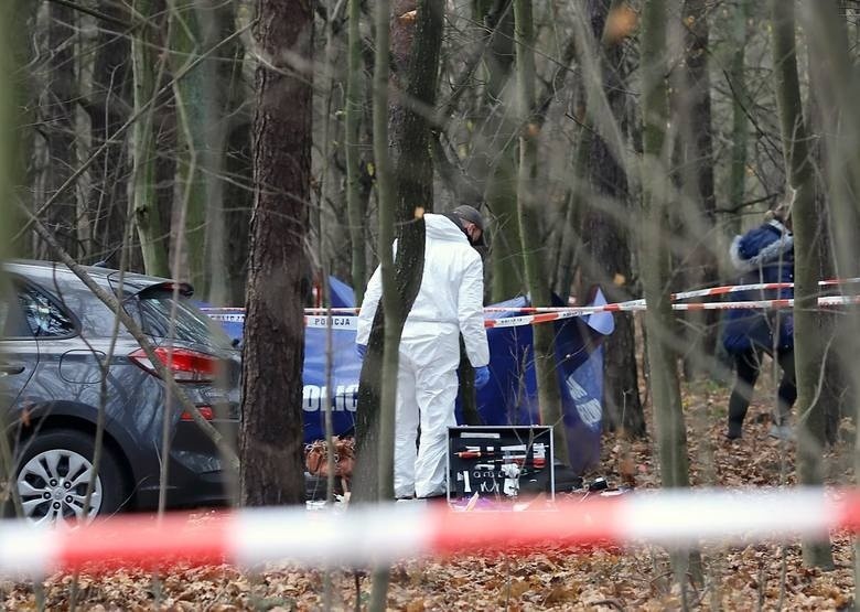 W związku z morderstwem w parku na Zdrowiu policja poszukuje...