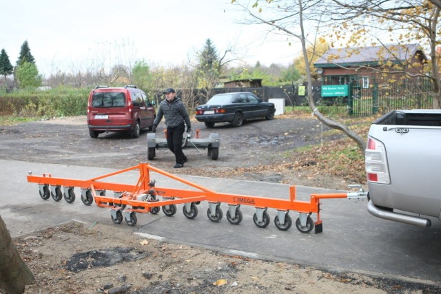 Planograf badał gładkość drogi rowerowej. Okazała się nierówna. 