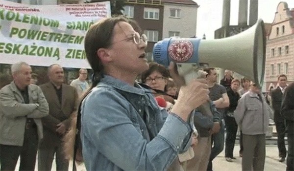 W kwietniu około stu mieszkańców protestowało przed koszalińskim ratuszem przeciwko spalarni.