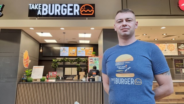Take a Burger, czyli nowa burgerownia działa od niedawna w Galerii Korona w Kielcach. Oprócz tradycyjnych smaków są też bardzo zaskakujące – na przykład z z sosem z konopi lub wegetariański z tofu.