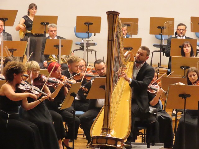 W programie wieczoru znalazł się m.in. Koncert Es-dur na harfę i orkiestrę op. 7 - Reinhold Gliera, który wykonał muzyk rezydent filharmonii – Joel von Lerber.