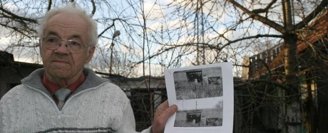 Jan Koleszka pokazuje zdjęcia starej kuźni, na których widać, że ściana stała tam od zawsze. Za jego plecami ten sam budynek, tylko z wstawionymi dwoma oknami.