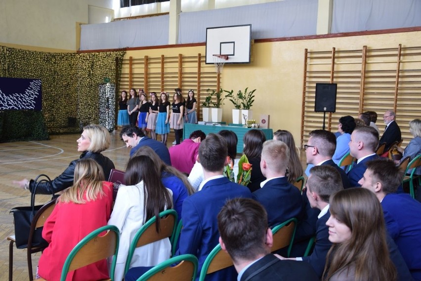 Uroczyste zakończenie roku szkolnego trzecioklasistów w Liceum Ogólnokształcącym w Małogoszczu