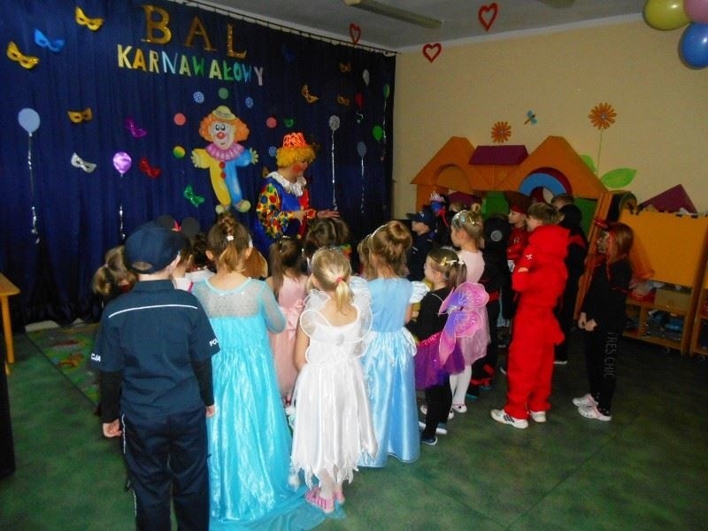 W Przedszkolu Gminnym w Sławsku odbył się ,,Kolorowy bal...