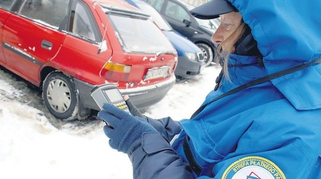 Hanna Jabłońska, kontroler strefy płatnego parkowania, radzi, by za parking płacić zawsze, nawet gdy mamy zasypane szyby.