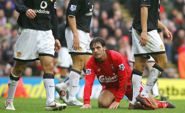 Cały Liverpool, jak i Fernando Morientes na kolanach. W meczu na szczycie angielskiej ligi Manchester United pokonał Liverpool 1:0.