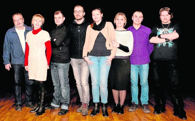 W tym roku pińczowski Teatr Ciut Frapujący przygotował dla widzów spektakl o charakterze komediowym pod tytułem „Big Bang”. Wystąpi w nim osiem osób, w tym reżyser sztuki Wojciech Jurewicz (pierwszy z prawej).