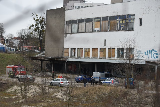 Dzisiaj po godzinie 13 doszło do tragicznego pożaru na terenie, gdzie niegdyś znajdował się znany w Toruniu dom towarowy Uniwersam. Na opuszczonym terenie ogniem objęte zostały śmieci.>> Najświeższe informacje z regionu, zdjęcia, wideo tylko na www.pomorska.pl 
