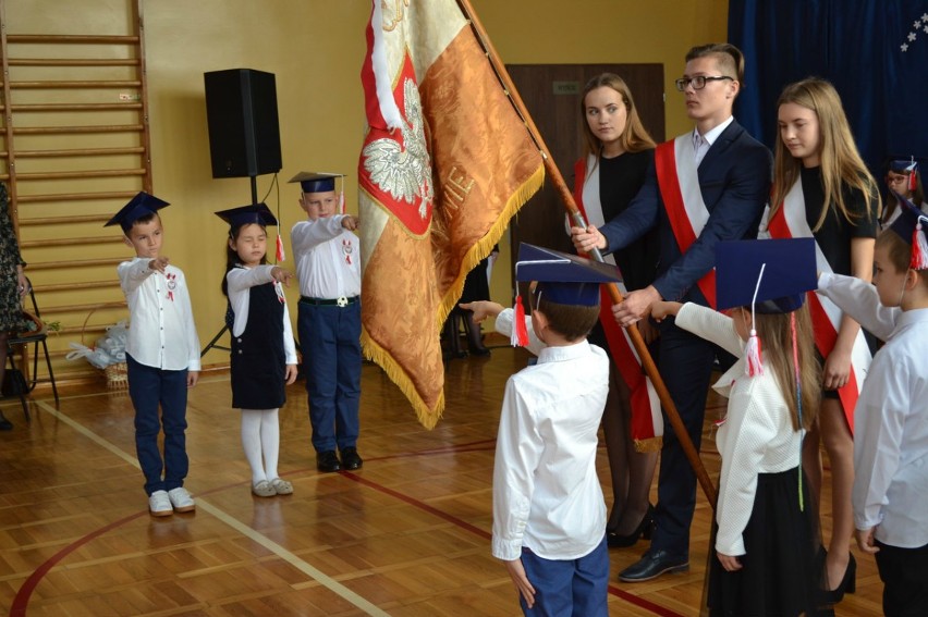 Pierwszaki z włoszczowskiej “Dwójki” pasowane na ucznia (ZDJĘCIA)