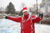 W Kielcach powstał gigantyczny łańcuch z plastikowych butelek. Ma ponad 6 kilometrów! Konkurs "Zieleni" zakończony sukcesem