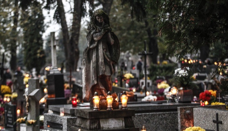 Dzień Wszystkich Świętych na cmentarzu Pobitno w Rzeszowie.