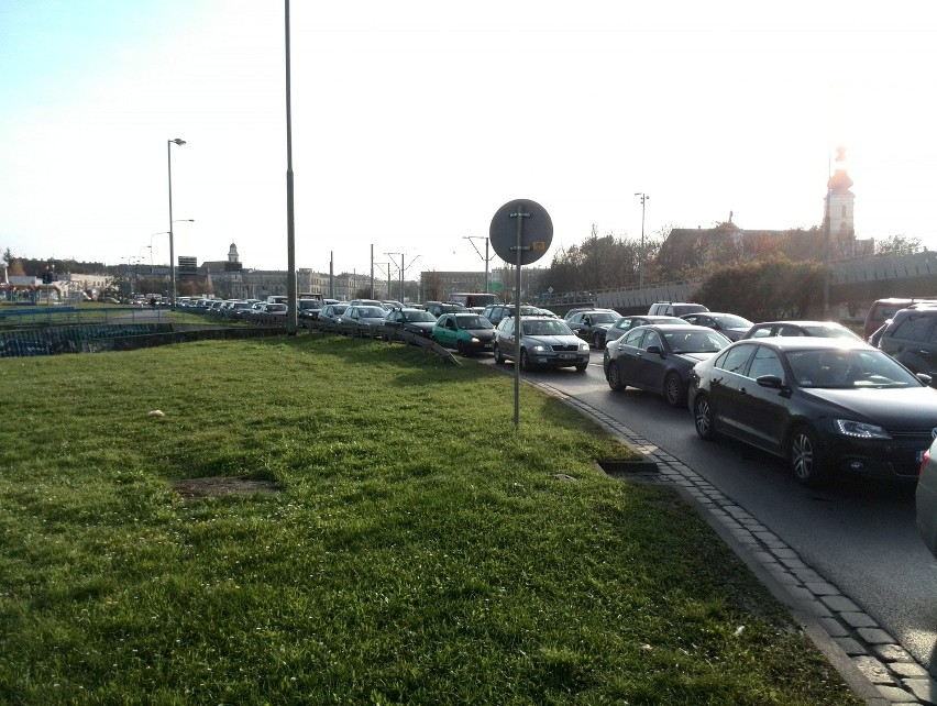 Wrocław: Wypadek na pl. Społecznym. Zderzyły się dwa auta osobowe i samochód dostawczy (FOTO)