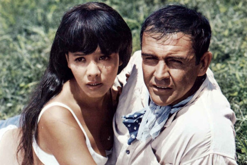 Mie Hama jako Kissy w "Żyje się tylko dwa razy". W 1967 roku...