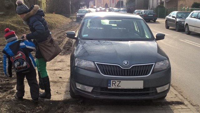 Rzeszów, ulica Lenartowicza. Samochód na chodniku, a piesi...