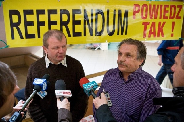 Jarosław Madej (z lewej) i Grzegorz Kunda namawiają słupszczan do składania podpisów pod wnioskiem o referendum.