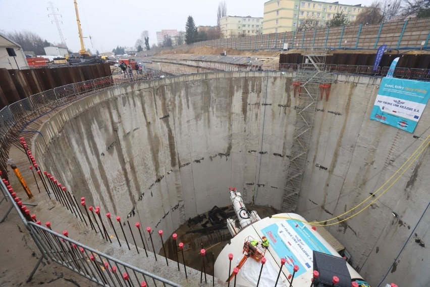 Dzisiaj ruszyła maszyna drążąca tunel pod Łodzią. Prace mają potrwać dwa lata. WIDEO, ZDJĘCIA