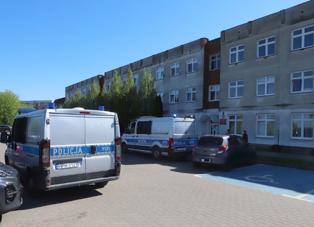 Decyzją kierownictwa I Urzędu Skarbowego w Radomiu przy ulicy Zbrowskiego ewakuowano pracowników i petentów. Alarm po sprawdzeniu przez policję okazał się fałszywy. Wszyscy mogli wrócić do budynku.