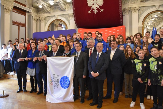 Uroczyste przekazanie flagi prezydentowi Tarnowa odbyło się w Sali Lustrzanej i uczestniczył w niej marszałek województwa małopolskiego, wiceprezes spółki Igrzyska Europejskie 2023 oraz młodzi sportowcy z tarnowskich szkół