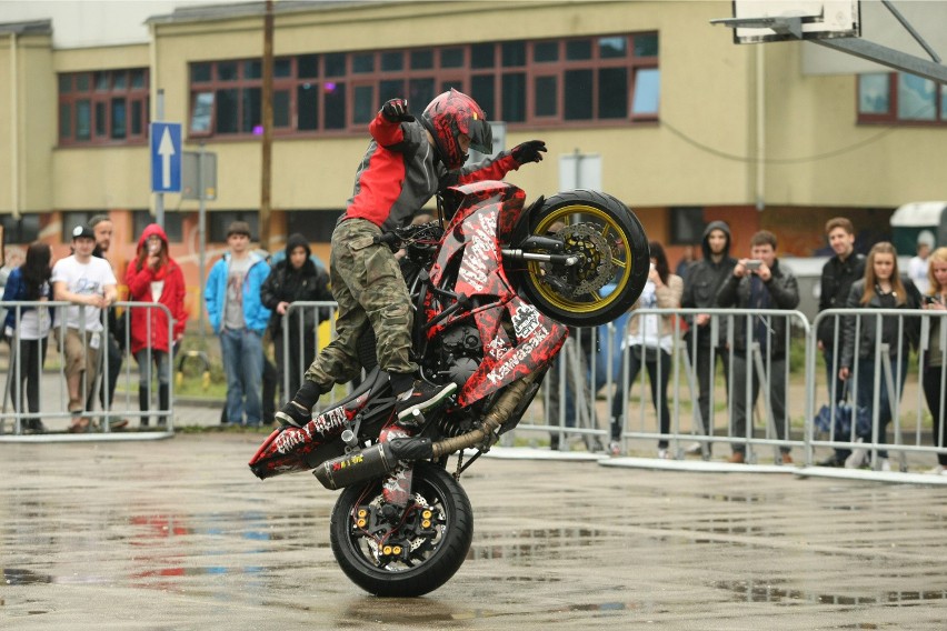 Siedział tyłem do kierunku jazdy i stał na motocyklu. Pokaz na Wittigowie (ZDJĘCIA, FILM)