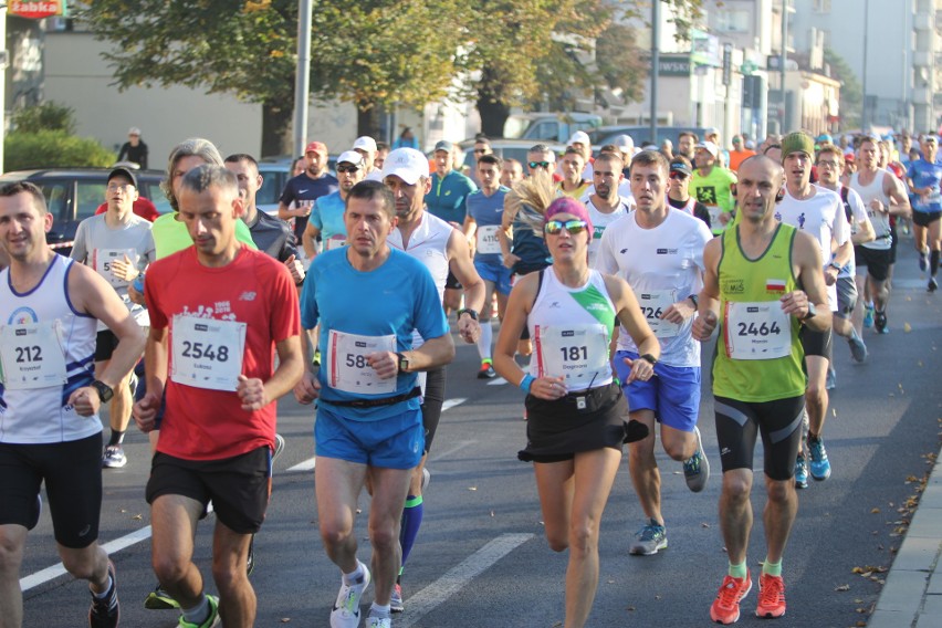 Zdjęcia z maratonu w Poznaniu 2018 - biegacze na pierwszym...