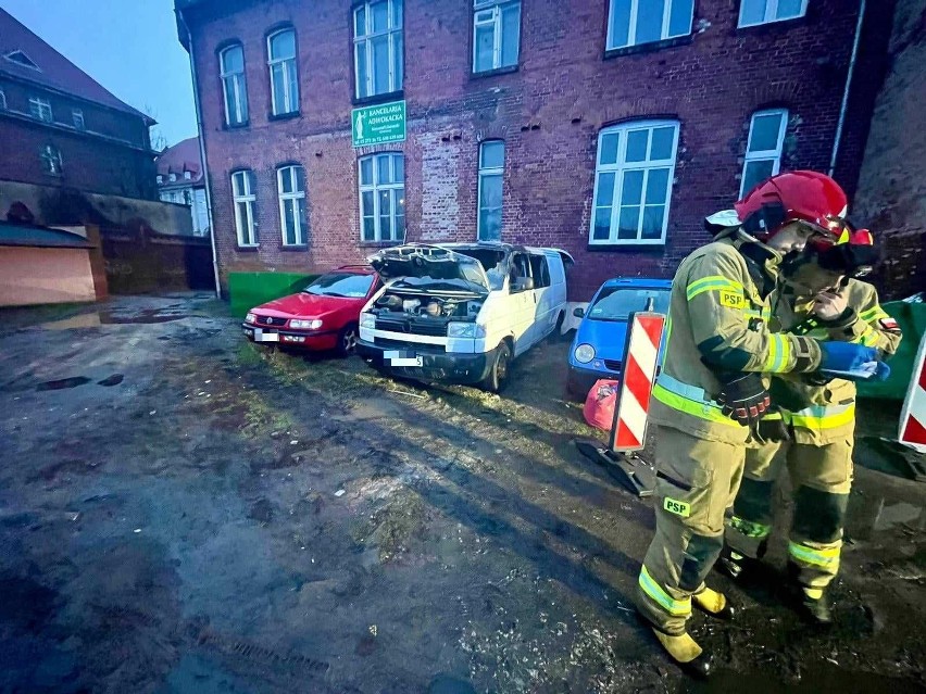 Pożar samochodu na parkingu w Malborku. W środku znajdował się mężczyzna