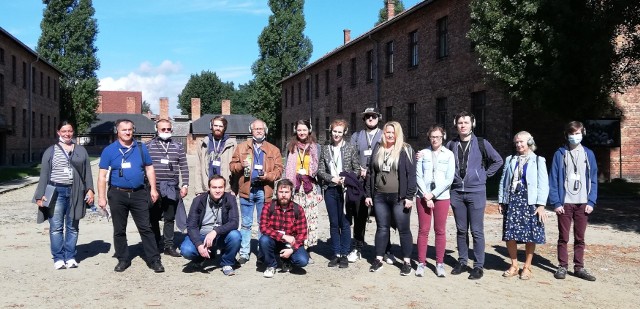 Grupa wolontariuszy - uczestników tegorocznego Obozu Pamięci na terenie Muzeum Auschwitz-Birkenau