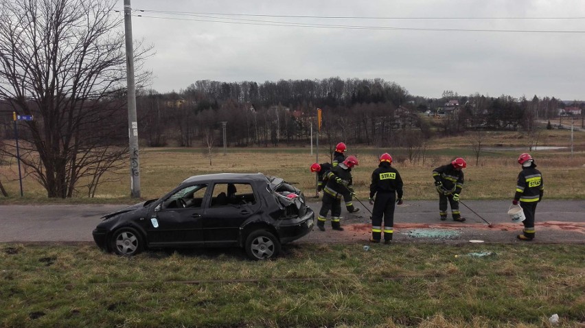 Groźny wypadek w Wodzisławiu. Dachował golf. Cztery osoby trafiły do szpitala ZDJĘCIA