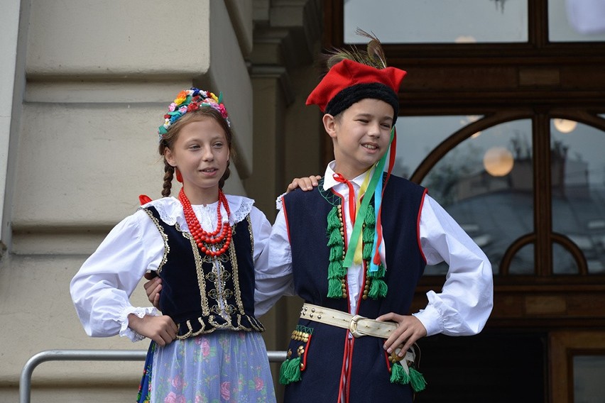 Krakowskie pawie piórka i gruzińskie śpiewy na estradzie przed ratuszem [ZDJĘCIA]