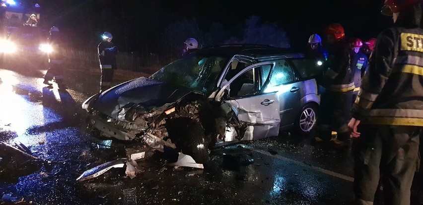 Wypadek w Makowie. Nocne zderzenie dwóch samochodów na krajowej "dziewiątce". Ford, iveco i nissan rozbite, trzy osoby ranne