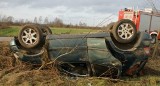 Pasażer chwycił za kierownicę. Samochód dachował. Mogło dojść do nieszczęścia. Zobacz zdjęcia