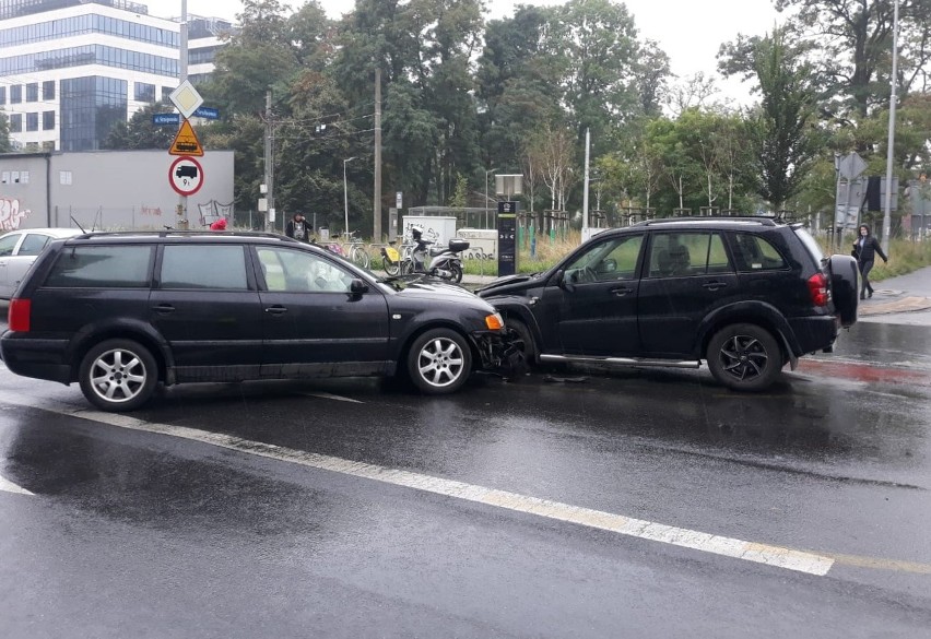 Wypadek na skrzyżowaniu ulicy Strzegomskiej i Śrubowej