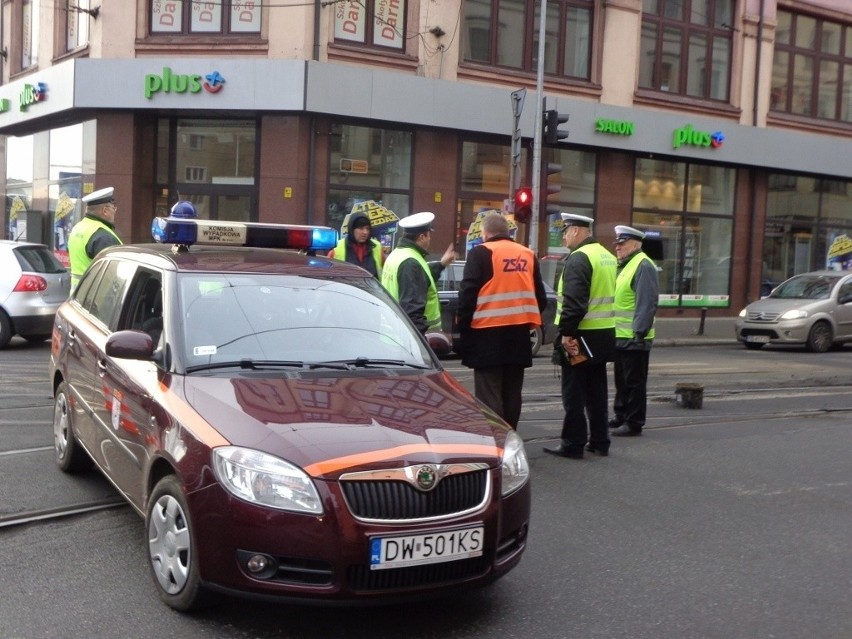 Wrocław: Na Krupniczej trwamwaj wypadł z szyn (ZOBACZ ZDJĘCIA)