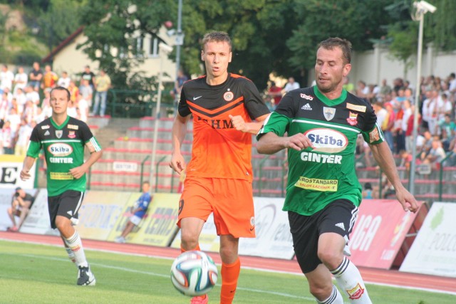 Marek Gancarczyk (z prawej) i Tomasz Mikołajczak (z tyłu - z lewej) w Lubinie zostawili wiele zdrowia. Pierwszy strzelił pierwszą bramkę w meczu, niestety ze spalonego, drugi - wyrównał w 45. minucie na 1:1