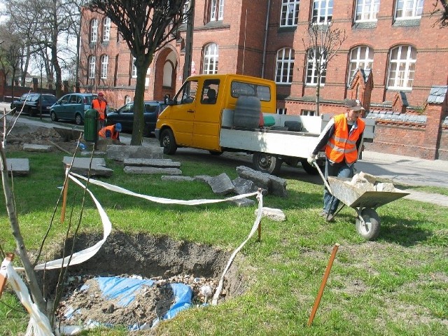 Na skwerze jest wyznaczone miejsce, na którym ma stanąć pomnik Diany. Póki co jednak robotnicy budują wokół niego nowe, granitowe chodniki.