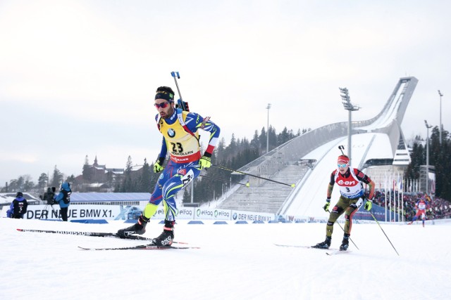 Martin Fourcade (nr 23), z tyłu Niemiec Benedikt Doll