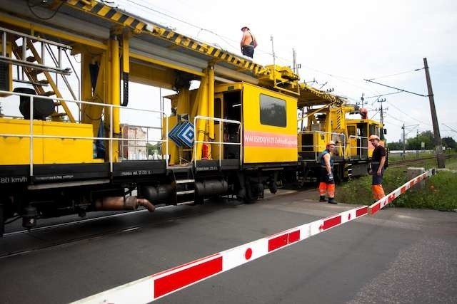 Zerwana trakcja kolejowaprzejazd kolejowy przy stacji Bydgoszcz Zachód prace naprawcze
