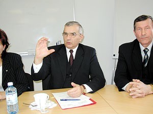 Prezes Przewozów Regionalnych i mazowiecki dyrektor spółki w czasie konferencji prasowej nt. likwidacji pociągów.