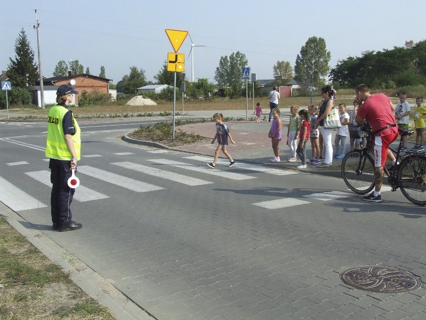 Uczniowie z Solca Kujawskiego uczyli się przechodzenia przez jezdnię