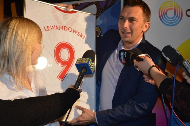 Tomasz Lisiński, naczelnik Wydziału Sportu UM Opola z koszulką Roberta Lewandowskiego, którą ratusz przekazał sztabowi WOŚP w Opolu. Dziś była „warta” 510 zł.  