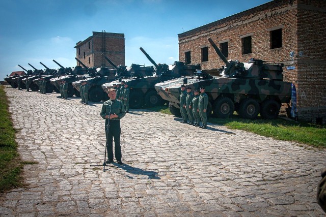 Mariusz Błaszczak podczas przekazania kluczyków do moździerzy samobieżnych Rak