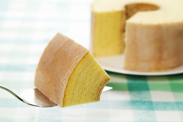 Domowy sękacz to ciasto, które można zrobić w tortownicy. Aby uzyskać pusty środek, zachęcamy do użycia formy z kominkiem.