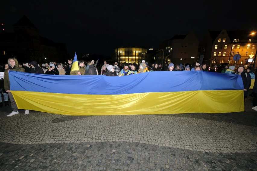 Na placu Mickiewicza w Poznaniu zorganizowano wiec poparcia...