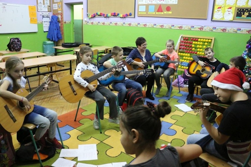 W aleksandrowskiej "Trójce" zdobywają wiedzę. Uczą się także grać na gitarze