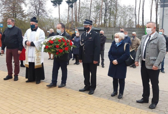 Z racji na pandemię koronawirusa obchody tegorocznego Święta Niepodległości w gminie Jastrzębia były nieco inne. Uroczystość rozpoczęła się od mszy świętej za ojczyznę, następnie uczestnicy przeszli na skwer w centrum Jastrzębi, aby odsłonić kamień z pamiątkową tablicą, oddając hołd poległym w walce o niepodległość. Na koniec rozegrano tradycyjny mecz piłkarski. Zobaczcie zdjęcia!