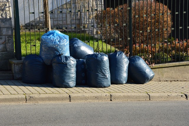 Ceny za odbi&oacute;r śmieci w gminie Wieliczka mają wzrosnąć od 1 stycznia 2021 - z 25 do 30 zł od osoby. Protestujący przeciwko temu mieszkańcy zbierają podpisy pod obywatelską inicjatywą uchwałodawczą, mającą uchylić decyzję o podwyżce